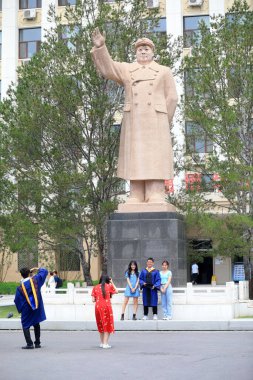 LUANNAN COUNTY, Çin - 24 Haziran 2021: Mao Zedong heykeli Pekin Bilim ve Teknoloji Üniversitesi, Kuzey Çin