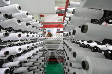 LUANNAN COUNTY, Çin - 17 Haziran 2021: İşçiler Kuzey Çin 'deki plastik dokuma atölyesinde sıkı çalışıyorlar