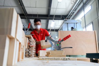 LUANNAN COUNTY, Çin - 6 Temmuz 2021: işçiler mobilya üretim hattı, Çin