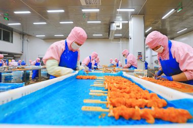 LUANNAN COUNTY, Çin - 6 Eylül 2021: İşçiler Çin 'deki bir atölyede ızgara gıdaları işliyorlar