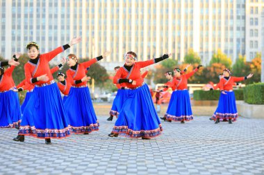 LUANNAN COUNTY, Çin - 17 Ekim 2021: Kadınlar parkta fitness dansı yapıyor, North Chin