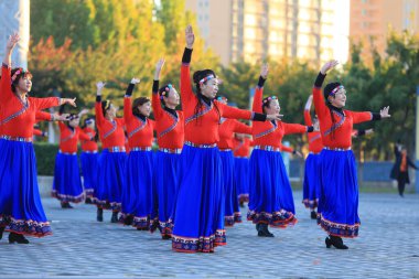 LUANNAN COUNTY, Çin - 17 Ekim 2021: Kadınlar parkta fitness dansı yapıyor, North Chin