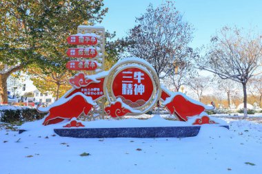 LUANNAN COUNTY, Çin - 8 Kasım 2021: Parktaki Şehir Heykeli, Kuzey Çin, Kuzey Çene