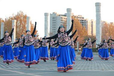 LUANNAN COUNTY, Çin - 14 Kasım 2021: Güzel elbiseli kadınlar parkta dans ediyorlar, North Chin