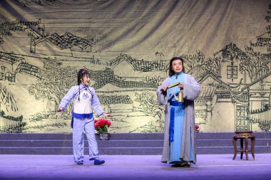 Tangshan, Çin - 21 Aralık 2021: Geleneksel Çin tiyatro sahnesi performansı, Kuzey Çin
