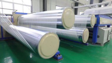 Yüksek hızlı dönen plastik dokuma makineleri Kuzey Çin 'de bir üretim atölyesinde.