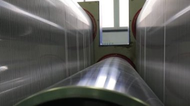 Yüksek hızlı dönen plastik dokuma makineleri Kuzey Çin 'de bir üretim atölyesinde.