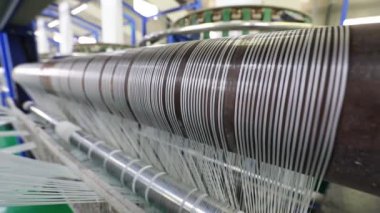 Yüksek hızlı dönen plastik dokuma makineleri Kuzey Çin 'de bir üretim atölyesinde.