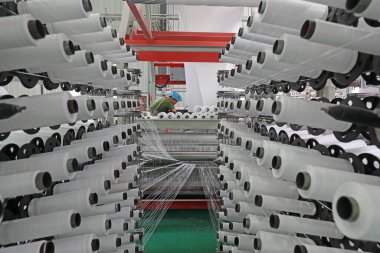 LUANNAN COUNTY, Çin - 17 Haziran 2021: İşçiler Kuzey Çin 'deki plastik dokuma atölyesinde sıkı çalışıyorlar