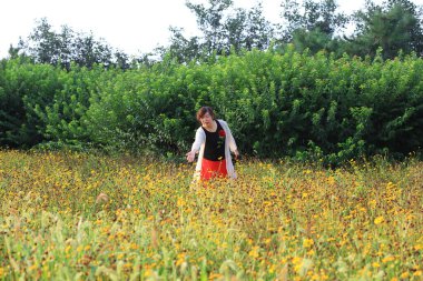 LUANNAN COUNTY, Çin - 18 Temmuz 2021: Kuzey Çin 'de bir parkta oynayan bir kadın
