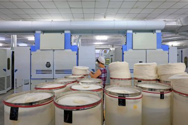 LUANNAN COUNTY, Çin - 31 Ağustos 2021: İşçiler Çin 'in kuzeyinde dönen hat üzerinde sıkı çalışıyorlar