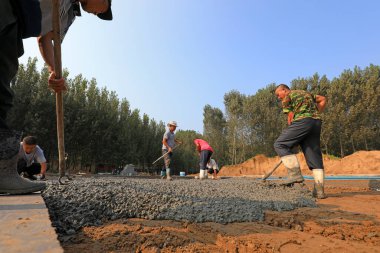 LUANNAN COUNTY, Çin - 3 Eylül 2021: işçiler Kuzey Çin 'deki inşaat sahalarında sıkı çalışıyorlar