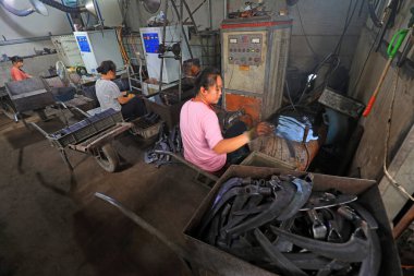 LUANNAN COUNTY, Çin - 14 Eylül 2021: İşçiler orak işleme hattı, Kuzey Chin