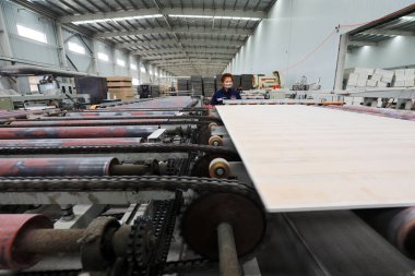 LUANNAN COUNTY, Çin - 18 Eylül 2021: işçiler Kuzey Çin 'deki kalsiyum silikat üretim hattı üzerinde sıkı çalışıyorlar