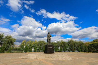 LUANNAN COUNTY, Çin - 18 Eylül 2021: Kadın heykeli şehir parkında, Kuzey Chin