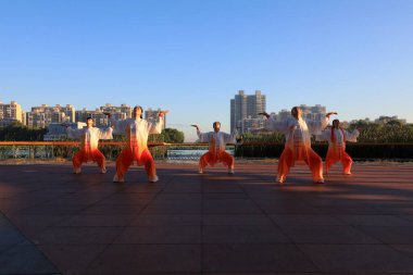 LUANNAN COUNTY, Çin - 21 Eylül 2021: İnsanlar Kuzey Çin 'deki parkın ahşap platformunda Tayvan pratiği yapıyorlar