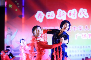 LUANNAN COUNTY, Çin - 27 Eylül 2021: Kare dansı gösterisi, Kuzey Çin