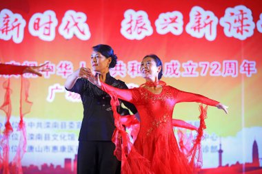 LUANNAN COUNTY, Çin - 27 Eylül 2021: Kare dansı gösterisi, Kuzey Çin