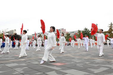 LUANNAN COUNTY, Çin - 10 Ekim 2021: İnsanlar Tai Chi Kung Fu Fan 'ı Kuzey Çin' de parkta uyguluyor.