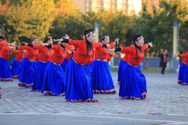 LUANNAN COUNTY, Çin - 17 Ekim 2021: Kadınlar parkta fitness dansı yapıyor, North Chin