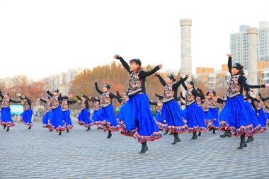 LUANNAN COUNTY, Çin - 14 Kasım 2021: Güzel elbiseli kadınlar parkta dans ediyorlar, North Chin