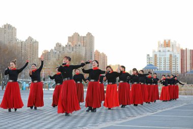 LUANNAN COUNTY, Çin - 12 Aralık 2021: Bayanlar parkta fitness dansı yapıyorlar, Kuzey Çin