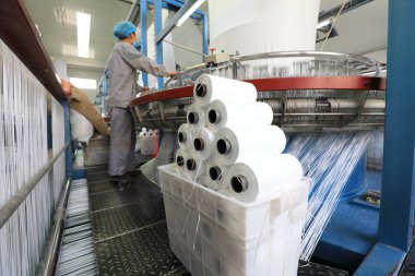 LUANNAN COUNTY, Çin - 13 Haziran 2021: işçiler Kuzey Çin 'deki plastik örgü üretim hattı üzerinde sıkı çalışıyorlar