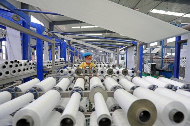 LUANNAN COUNTY, Çin - 17 Haziran 2021: İşçiler Kuzey Çin 'deki plastik dokuma atölyesinde sıkı çalışıyorlar