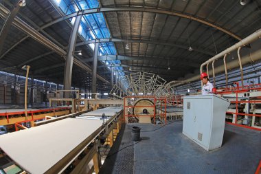 LUANNAN COUNTY, Çin - 9 Ağustos 2021: işçiler Çin 'deki fabrikanın ahşap işleme hattı üzerinde yoğun bir şekilde çalışıyorlar.