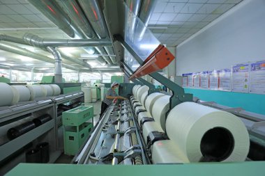 LUANNAN COUNTY, Çin - 31 Ağustos 2021: İşçiler Çin 'in kuzeyinde dönen hat üzerinde sıkı çalışıyorlar