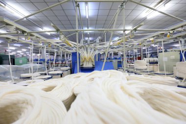 LUANNAN COUNTY, Çin - 31 Ağustos 2021: İşçiler Çin 'in kuzeyinde dönen hat üzerinde sıkı çalışıyorlar