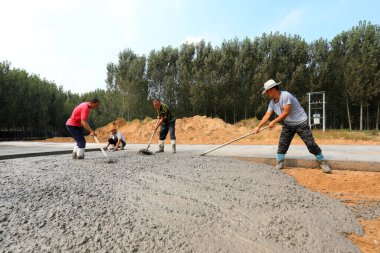 LUANNAN COUNTY, Çin - 3 Eylül 2021: işçiler Kuzey Çin 'deki inşaat sahalarında sıkı çalışıyorlar