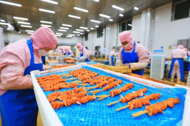 LUANNAN COUNTY, Çin - 6 Eylül 2021: İşçiler Çin 'deki bir atölyede ızgara gıdaları işliyorlar