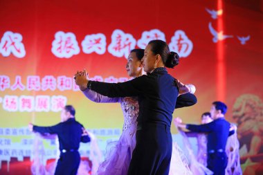 LUANNAN COUNTY, Çin - 27 Eylül 2021: Kare dansı gösterisi, Kuzey Çin