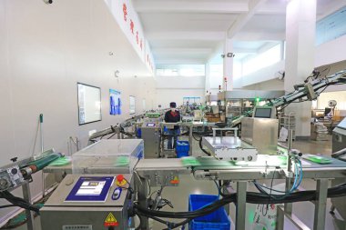 LUANNAN COUNTY, Çin - 28 Eylül 2021: İşçiler tuz üretim hattı üzerinde sıkı çalışıyorlar, Kuzey Chin