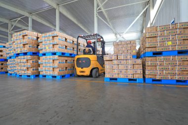 LUANNAN COUNTY, Çin - 28 Eylül 2021: İşçiler forkliftlerle Kuzey Çin 'deki fabrikada ürün taşıyorlar