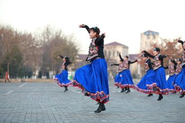 LUANNAN COUNTY, Çin - 14 Kasım 2021: Güzel elbiseli kadınlar parkta dans ediyorlar, North Chin