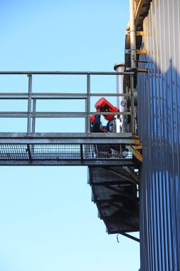 LUANNAN COUNTY, Çin - 10 Ocak 2022: İşçiler Kuzey Çin 'deki anaerobik fermantasyon tankının dışında devriye teftişi yapıyorlar