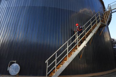 LUANNAN COUNTY, Çin - 10 Ocak 2022: İşçiler Kuzey Çin 'deki anaerobik fermantasyon tankının dışında devriye teftişi yapıyorlar