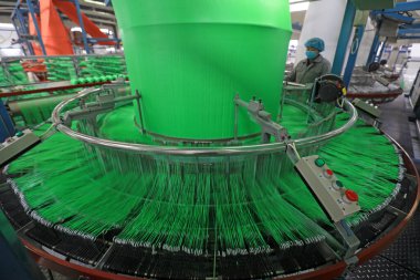 LUANNAN COUNTY, Çin - 12 Ocak 2022: İşçiler plastik fiber tekstil üretim hattı, Kuzey Chin