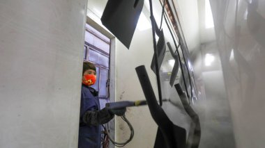 LUANNAN COUNTY, Çin - 5 Nisan 2022: işçiler Kuzey Çin 'deki bir nalbur imalat şirketinde çelik kürek üretim hattı üzerinde sıkı çalışıyorlar.