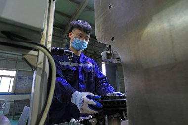 LUANNAN COUNTY, Çin - 22 Nisan 2021: işçiler Çin 'deki bir fabrikada gergin bir şekilde çalışıyorlar..