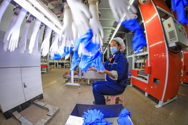 LUANNAN COUNTY, Çin - 27 Aralık 2021: bir tıbbi malzeme üretim şirketi olan North Chin 'de nitril eldiven üretim hattı