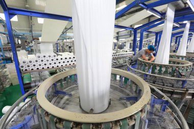 LUANNAN COUNTY, Çin - 13 Haziran 2021: işçiler Kuzey Çin 'deki plastik örgü üretim hattı üzerinde sıkı çalışıyorlar