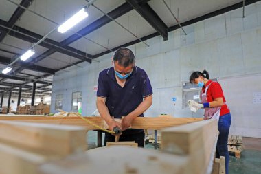 LUANNAN COUNTY, Çin - 6 Temmuz 2021: işçiler mobilya üretim hattı, Çin