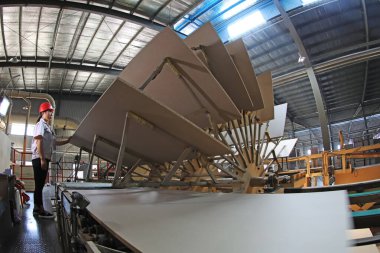 LUANNAN COUNTY, Çin - 9 Ağustos 2021: işçiler Çin 'deki fabrikanın ahşap işleme hattı üzerinde yoğun bir şekilde çalışıyorlar.