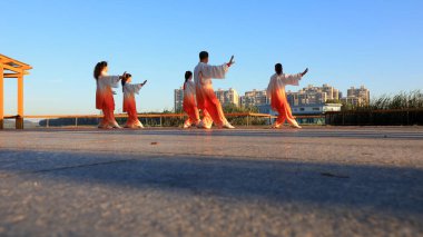 LUANNAN COUNTY, Çin - 21 Eylül 2021: İnsanlar Kuzey Çin 'deki parkın ahşap platformunda Tayvan pratiği yapıyorlar