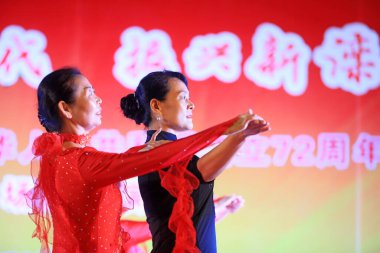 LUANNAN COUNTY, Çin - 27 Eylül 2021: Kare dansı gösterisi, Kuzey Çin