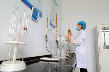 LUANNAN COUNTY, Çin - 28 Eylül 2021: Kimyager Kuzey Chin 'deki laboratuvarda tuz kalitesini kontrol ediyor