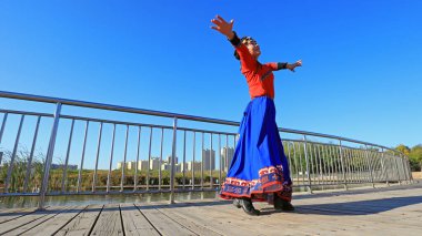 LUANNAN COUNTY, Çin - 17 Ekim 2021: Kadınlar parkta fitness dansı yapıyor, North Chin